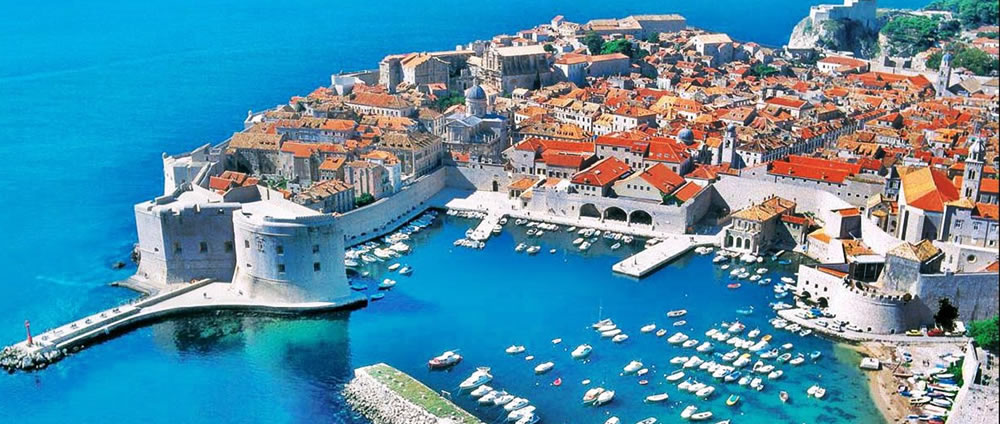 Dubrovnik pogled na stari grad. Plavo more i zidine starog grada.